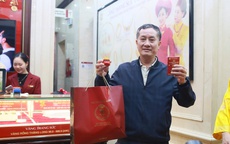 Cụ ông 70 tuổi ở Hà Nội và thói quen hơn 20 năm xếp hàng từ đêm, chờ mua vàng ngày vía Thần Tài