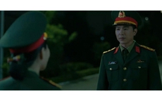 Trung tá Minh Kiên (Steven Nguyễn) lặng lẽ chờ người thương giữa đêm
