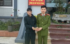 Đang đi trên đường, nam thanh niên bất ngờ nhặt được gần 30 viên đạn