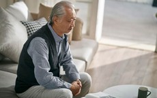 Một chiếc chìa khóa làm lộ ra tuổi già cô đơn của người cha trong nhà con trai