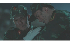 Xúc động giây phút Trung tá Minh Kiên (Steven Nguyễn) cùng đồng đội giải cứu nạn nhân