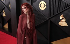 Sao nữ mặc hở bạo ở thảm đỏ Grammy