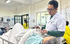 Người phụ nữ 75 tuổi gặp nạn thương tâm, nguy cơ mất chức năng vận động do bị chó tấn công