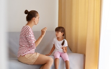 Đừng để quá muộn: 3 kiểu nói chuyện của cha mẹ tưởng hay nhưng khiến con xa cách cả đời