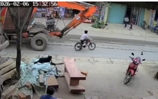 Video bé trai bị thương nặng dưới bánh xe máy chuyên dùng