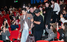 Xúc động hình ảnh Tuấn Trần chống nạng tới buổi ra mắt phim Tết