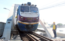 Đã thông tuyến đường sắt Bắc - Nam đoạn qua khu vực cầu Ghềnh sau 5 ngày bị gián đoạn