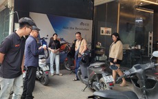 Chung tay đảm bảo an ninh năng lượng từ xăng dầu đến dòng điện: Người dân Hà Nội nhộn nhịp tìm mua xe máy điện