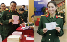 Nghệ sĩ Việt mang quân hàm: NSND Tự Long, Á hậu là Trung úy tự hào ngày hội non sông