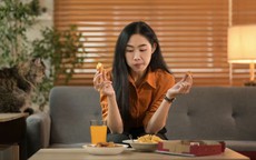 Người có tuổi thọ ngắn thường lộ 4 thói quen khi ăn uống