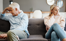 Ly hôn vẫn sống chung nhà rồi tái hợp: Hôn nhân 'kỳ lạ' ở tuổi trung niên?