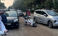 Hà Nội: 'Bẫy' bùn đất bủa vây đường phố, hàng chục người đi xe máy gặp tai nạn trong giờ cao điểm