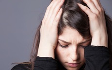 Nữ sinh 16 tuổi rụng tóc quá nhiều vì 1 sai lầm giới trẻ Việt thường mắc phải