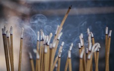 Tại sao không thắp hương buổi tối muộn?