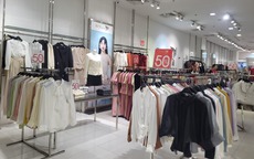 Cận ngày 8/3, thị trường quà tặng 'nguội lạnh', thời trang giảm 70% vẫn vắng khách