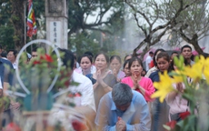 Tấp nập về Đền Trần Nam Định cầu may trước giờ khai ấn