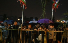 Hàng nghìn người đội mưa đêm chờ khai ấn Đền Trần Nam Định 2026