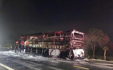 Video: Cận cảnh xe khách giường nằm chở 46 người nổ lốp, cháy ngùn ngụt trong đêm ở Đắk Lắk