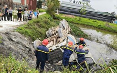 Cứu nạn thành công tài xế mắc kẹt trong xe trộn bê tông lật xuống ao ở Bắc Ninh