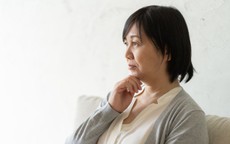 Nhìn ảnh con gái rạng rỡ bên mẹ chồng trên bãi biển, mẹ ruột quyết định không hy sinh thêm lần nào nữa