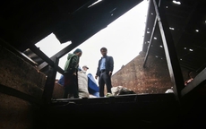 Tuyên Quang: Mưa đá ập xuống lúc nửa đêm, nhiều nhà dân bị tốc mái hư hỏng