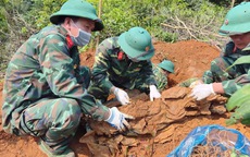 Hài cốt liệt sỹ được phát hiện cùng tăng võng, dây thông tin và nhiều mảnh đạn
