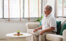 Bạn cũ mời ăn nhà hàng 5 sao, người đàn ông bỏ về sau 30 phút: Bài học đắt giá về cuộc sống