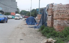 Đường chưa xong đã biến thành nơi tập kết vật liệu xây dựng, đổ rác và đỗ xe... tại dự án đường Vũ Quỳnh kéo dài