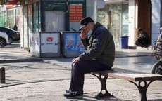 Vay hơn 2 triệu bị con dâu bắt viết giấy nợ, con trai âm thầm ghi một điều lên đó khiến tôi òa khóc