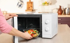 Cách luộc rau bằng lò vi sóng đơn giản, giữ trọn hương vị lẫn chất dinh dưỡng