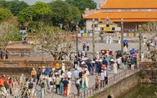 Dòng người đổ về di tích Huế trong ngày mở cửa miễn phí cho công dân Việt Nam