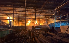Hà Nội: Cháy lớn cụm kho xưởng 6.000m2 tại Thanh Liệt, một người tử vong