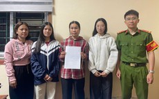 Nhặt được dây chuyền vàng, hai nữ sinh nhờ công an tìm chủ nhân