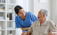 10 năm làm công việc chăm sóc người già, tôi nhận ra điều khiến họ sợ nhất mỗi ngày