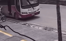 Hà Nội: Tạt đầu xe máy trên Quốc lộ 32, tài xế xe khách bị xử phạt nghiêm