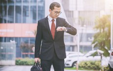 Đi làm trễ giờ, phản ứng đầu tiên của người EQ cao không phải là xin lỗi