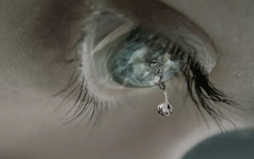 Hiện tượng người sắp chết chảy nước mắt có đáng lo không? Nên làm gì khi gặp tình huống này?