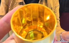 Mang cốc vàng đi kiểm tra, người phụ nữ sốc nặng khi biết giá trị