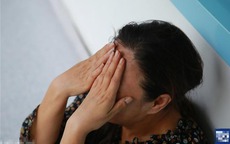 Tưởng con dâu cho quần áo cũ, về nhà mở ra tôi bật khóc khi thấy thứ trong túi áo