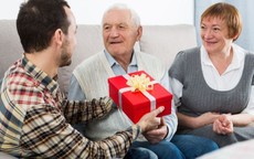 Tại sao cha mẹ càng biết cách 'tiêu tiền của con' thì gia đình lại càng hạnh phúc, ấm êm?