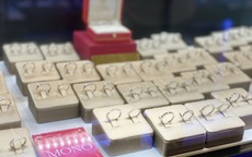 Quà tặng ngày 8/3: Một loại trang sức nhỏ đẹp long lanh và ‘có võ’, khiến hội chị em 'tan chảy'