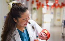 Tiếng khóc của bé 1,1kg và khoảnh khắc nín thở giữa hai sinh mạng của nữ bác sĩ