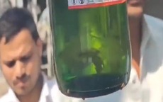 Mua bia về uống người đàn ông sốc nặng khi thấy thứ bên trong