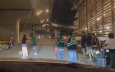 Cận cảnh tài xế xe ôm đập phá hành lý của khách, gây rối trước cổng sân bay Tân Sơn Nhất