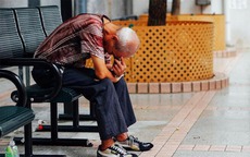 Về già mới mang 2 căn nhà tìm con để bù đắp, người cha nhận cái kết đắng ngắt