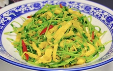 Chỉ cần chần và đảo đều là bạn đã có món ăn tươi ngon, giòn tan, lành mạnh lại bổ gan, giải độc cơ thể