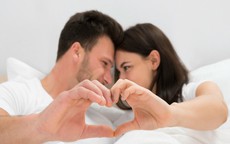 Sau tuổi 40, vì sao ngủ chung giường nhưng ngày càng xa nhau?