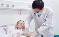 Nữ du khách nước ngoài phát hiện ung thư đại tràng thừa nhận 1 sai lầm nhiều người Việt mắc phải