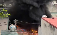 Cháy kho đông lạnh trong ngõ nhỏ Hà Nội, thiêu rụi nhiều xe máy