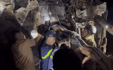 Xuyên đêm giải cứu tài xế xe tải mắc kẹt trong cabin dưới vực sâu 80m ở Tuyên Quang